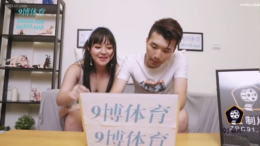 坐姿 · 微笑 · 中景 · 客厅 · 水印 · 低胸装 · 观看标牌 · 手办架