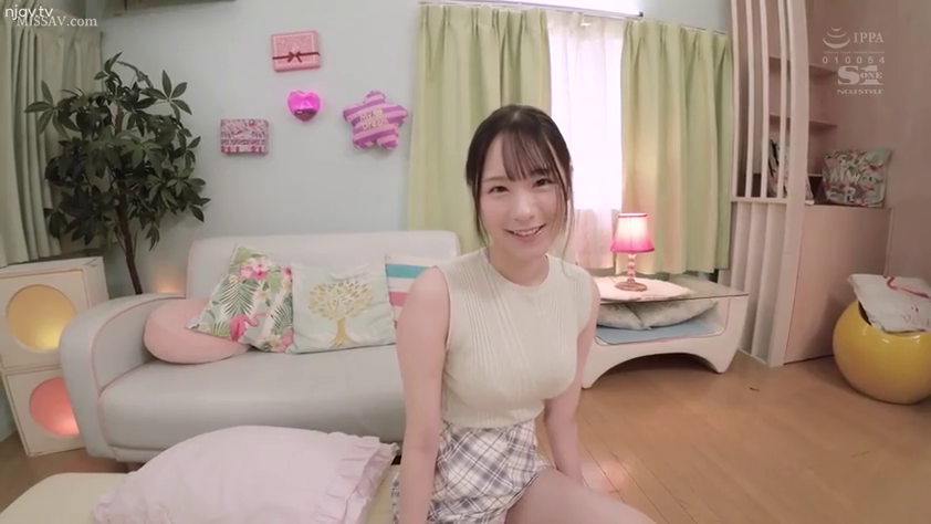 面部 · 寝室 · 微笑 · 正坐 · 清纯 · 靠枕 · 格子短裙 · 盯着镜头