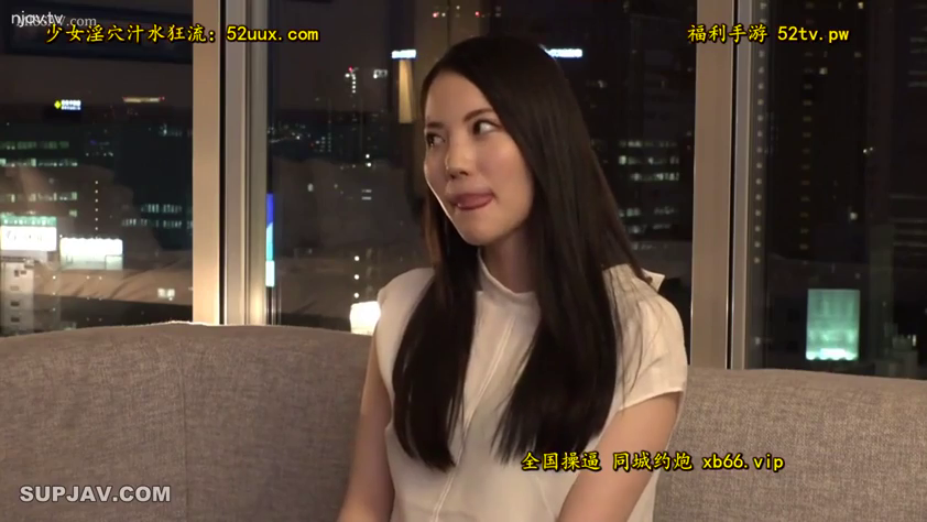 座り姿勢 · 中景 · ソファ · リビング · 白色无袖上衣 · 舌を出して · 俏皮 · 城市夜景背景