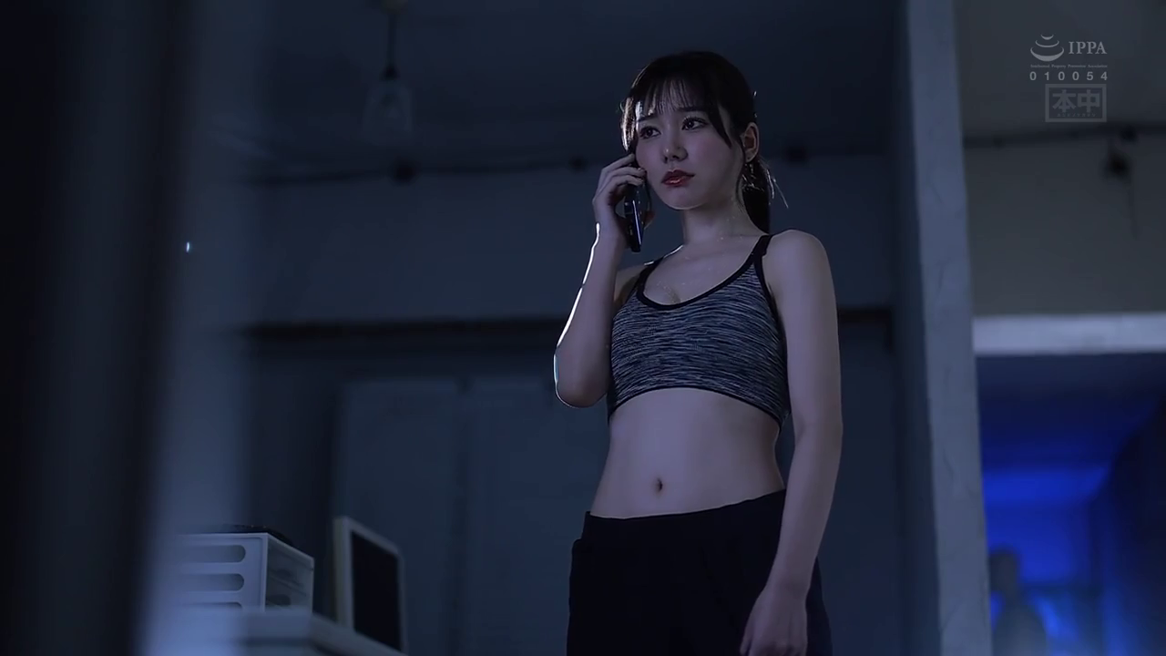 运动背心 · 站姿 · 手机 · 打电话 · 昏暗室内 · 冷静 · 夜间氛围