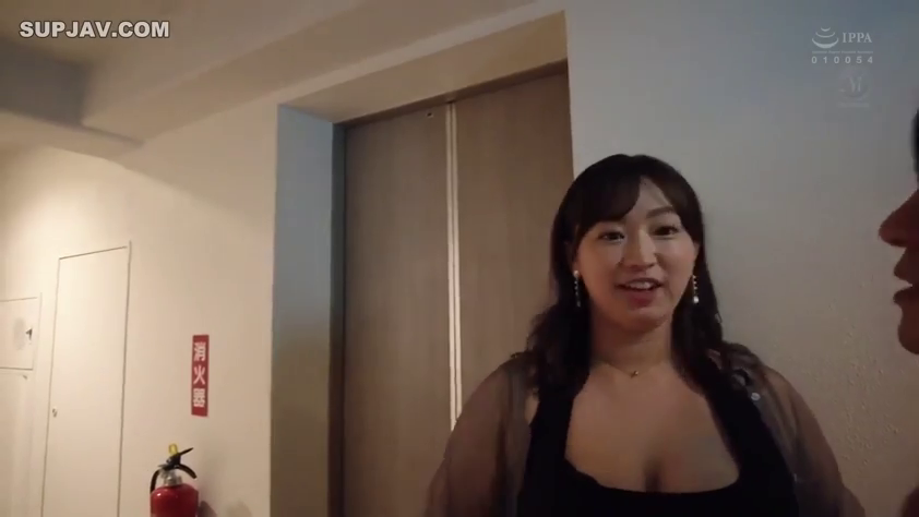 站立 · 微笑 · 走廊 · 对视 · 上半身 · 灭火器 · 日常剧情 · 黑色背心与开衫