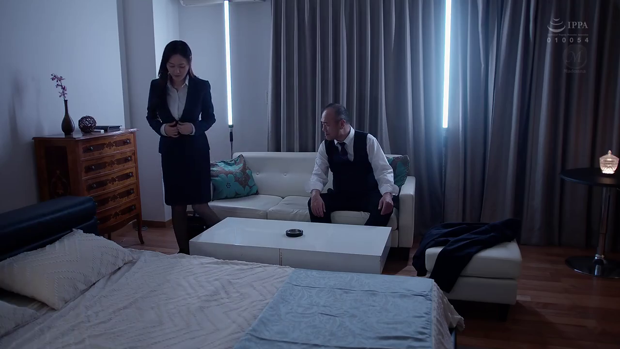 真剣 · 全景 · ソファ · ホテルルーム · ビジネススーツ · プロット · 脱衣 · 女性站立男性坐姿