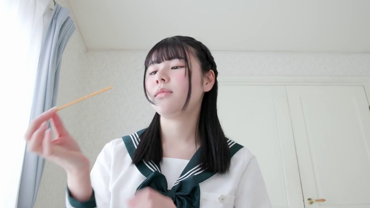 室内 · 坐姿 · 单人 · 面部 · 平静 · 水手服 · 持物 · 饼干棒