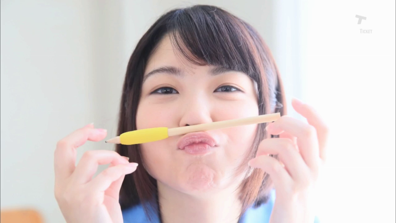 室内 · 坐姿 · 面部特写 · 俏皮 · 蓝色上衣 · 少女 · 铅笔 · 搞怪