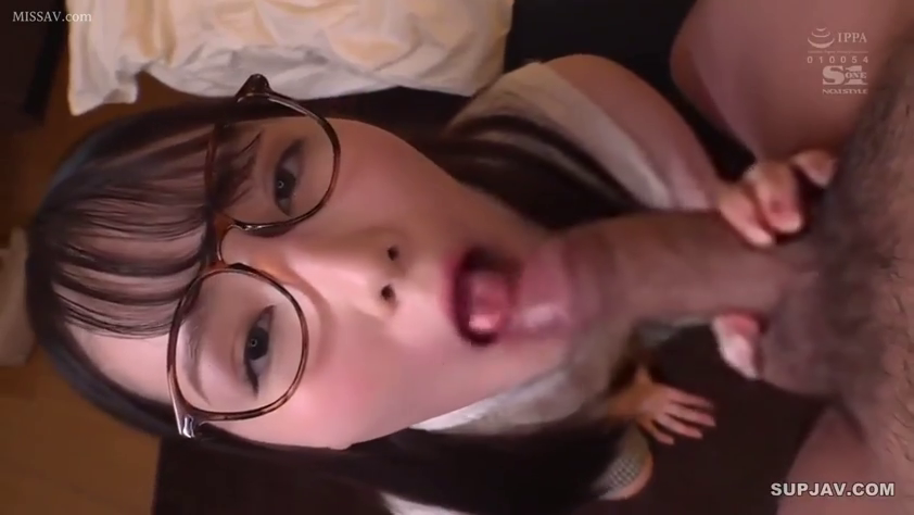 室内 · 俯身 · 眼镜 · 口交 · 注视 · 特写 · 阴茎 · 视角