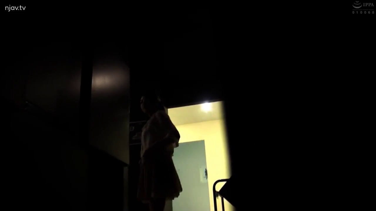 站立 · 全景 · 浅色上衣 · 门框 · 模糊 · 昏暗室内 · 高对比度 · 回望