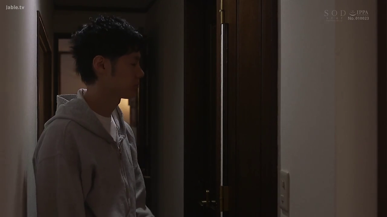 站立 · 平静 · 走廊 · 薄暗 · ドア · 等待 · 卫衣 · 侧写