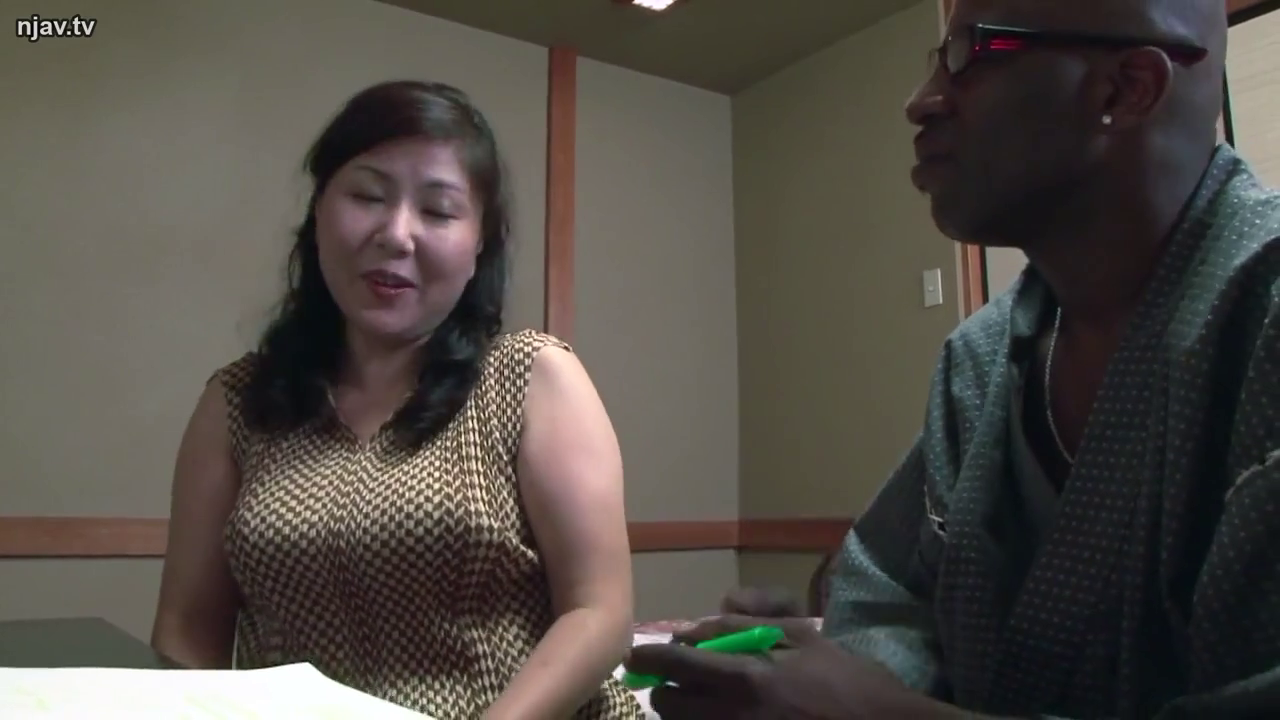 交谈 · 和室 · 中景 · 微笑 · 对坐 · 跨种族 · 记号笔 · 花纹上衣