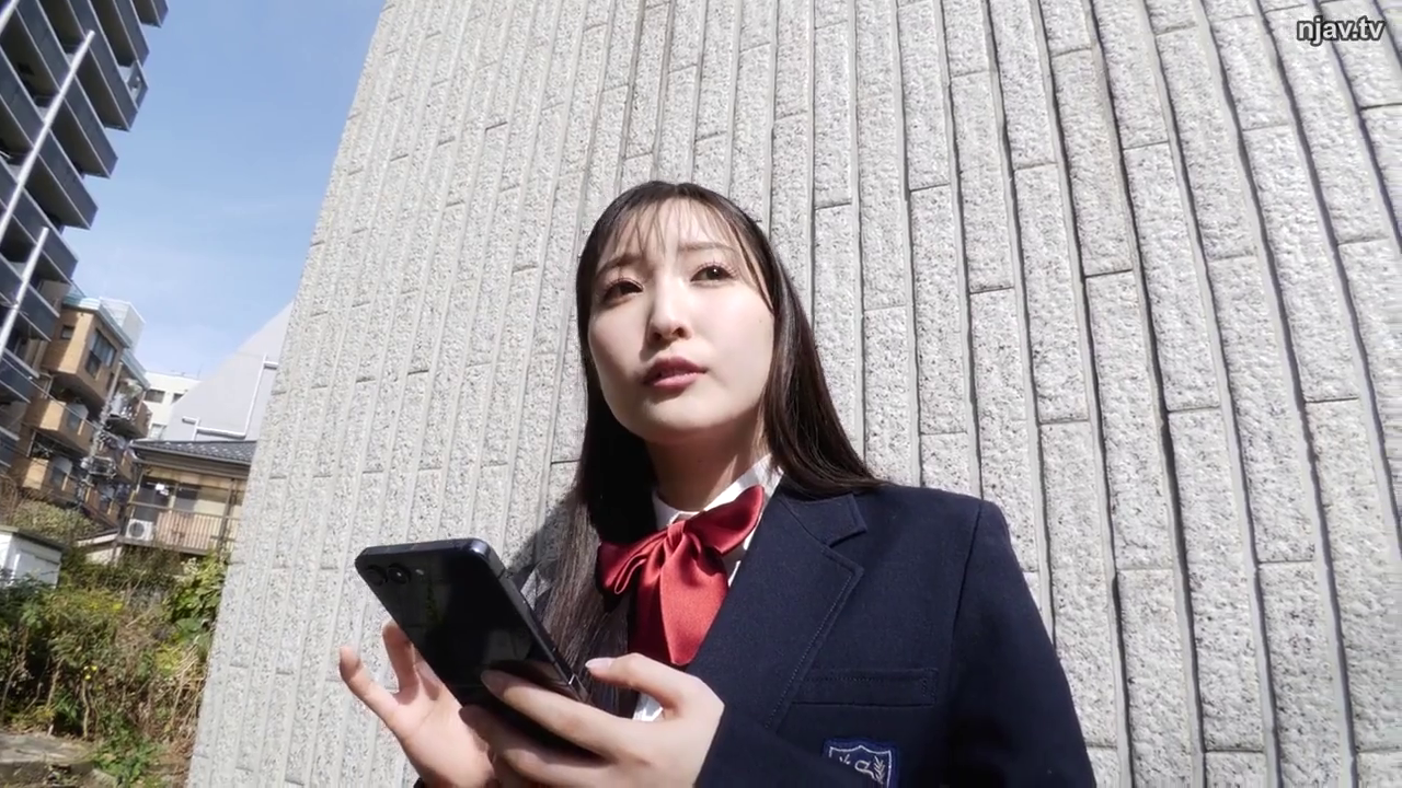 校服 · 脸部 · 站立 · 平静 · 看手机 · 手机 · 户外