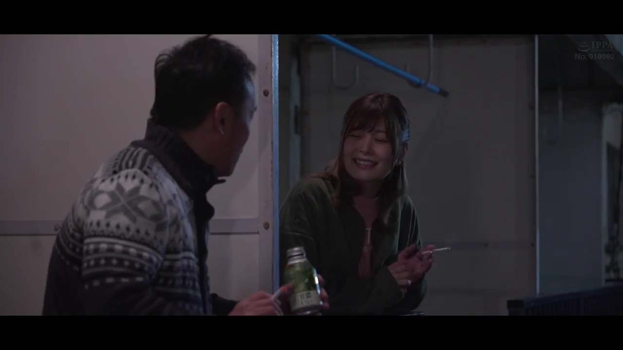 Half-body · 抽烟 · 罐装饮料 · 休闲外套 · Outdoor balcony · 开心大笑 · 相对而立 · 夜景氛围