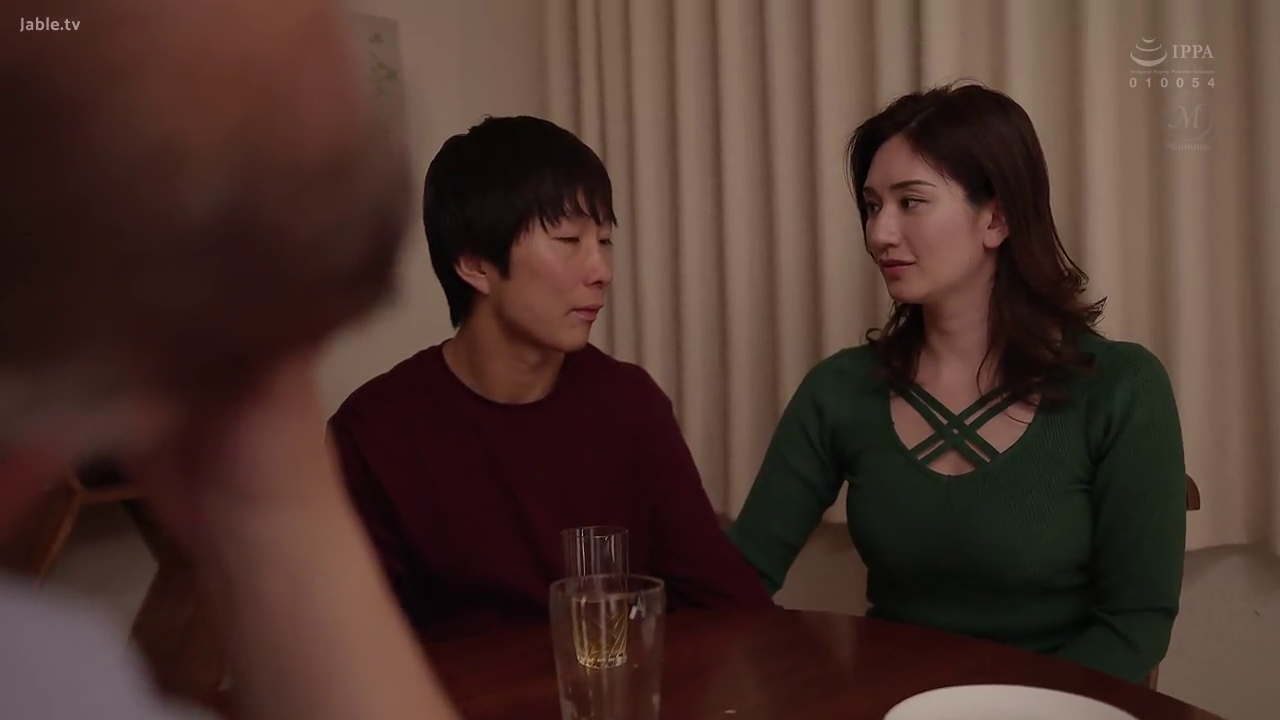 室内 · 坐姿 · 交谈 · 平静 · 酒杯 · 剧情 · 近景 · 日常服饰