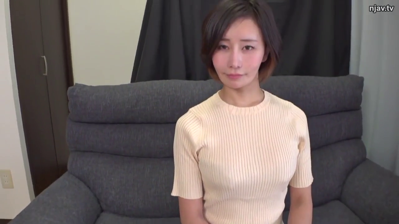 室内 · 座り姿勢 · 中景 · 平静 · ソファ · 注視 · ニットセーター · 采访视角