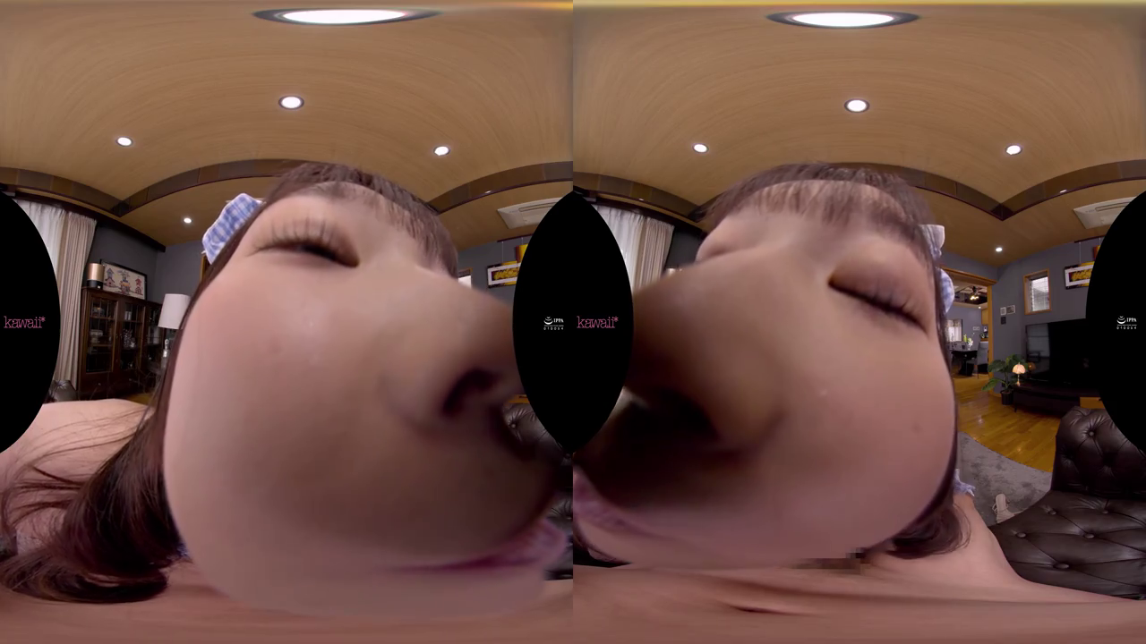 沙发 · 居家客厅 · 注视镜头 · 蓝白格纹发带 · 面部大特写 · 俯卧姿 · 调皮 · VR鱼眼视角