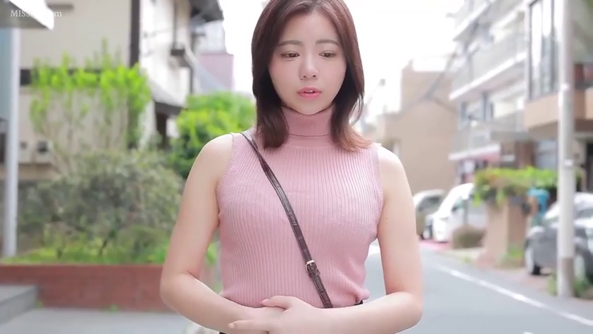 忧郁 · 站姿 · 半身 · 街道 · 挎包 · 粉色针织衫 · 伫立 · 常规