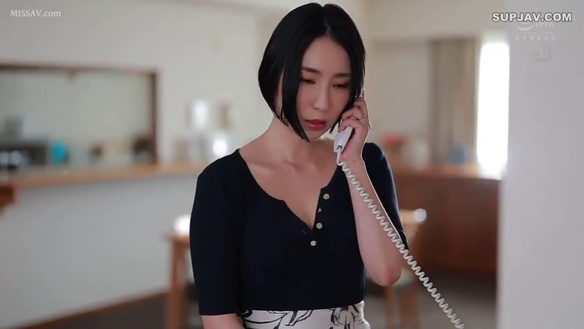 Indoor · Serious · Stand · Medium shot · 短发 · Black button-up shirt · Answer the phone · Wired telephone