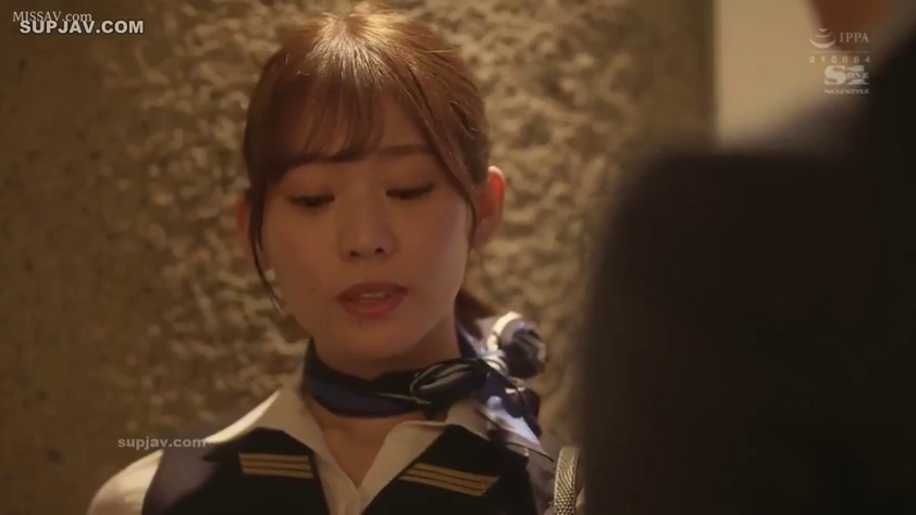 站立 · 注視 · 近景 · 沉稳 · 職業制服 · 室内廊下 · 丝巾