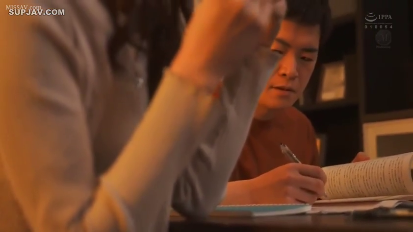 座り姿勢 · 中景 · 认真 · 休闲服 · 日常 · 読む · 书本 · 自習室