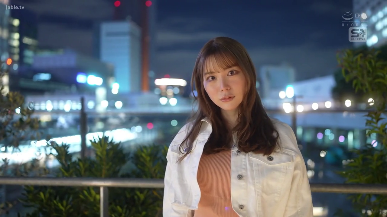 忧郁 · 站姿 · 面部特写 · 凝视 · 栏杆 · 夜景 · 橙色打底衫 · 楼顶露台