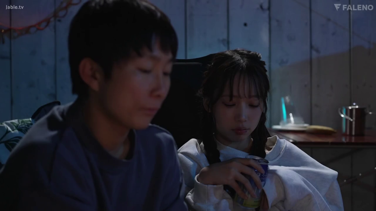 室内 · 座り姿勢 · 中景 · 平静 · カジュアルウェア · 饮酒 · 暗光 · 易拉罐