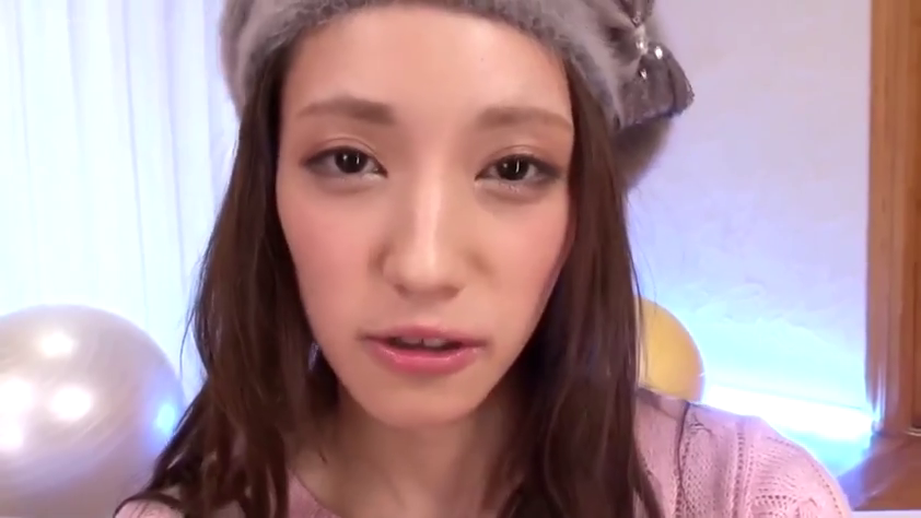 Indoor · 自然 · 面部特写 · Sit properly. · 近景 · 注视镜头 · 气球 · 粉色针织衫