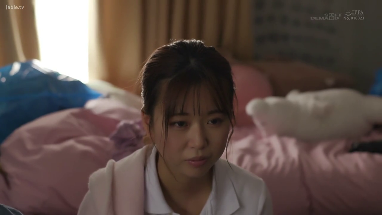 卧室 · 坐姿 · 发呆 · 哀伤 · 被子 · 面部特写 · 日常 · 白色POLO衫