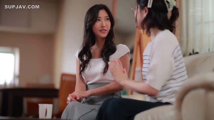 坐姿 · 交谈 · 中景 · 微笑 · 客厅 · 居家环境 · 茶杯 · 白色上衣配格纹裙