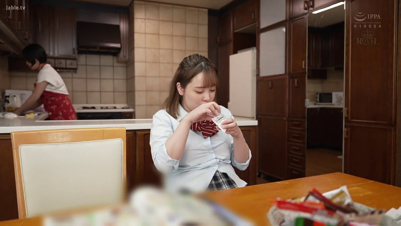 坐姿 · 学生制服 · 餐桌 · 制服 · 厨房 · 认真 · 拆包装