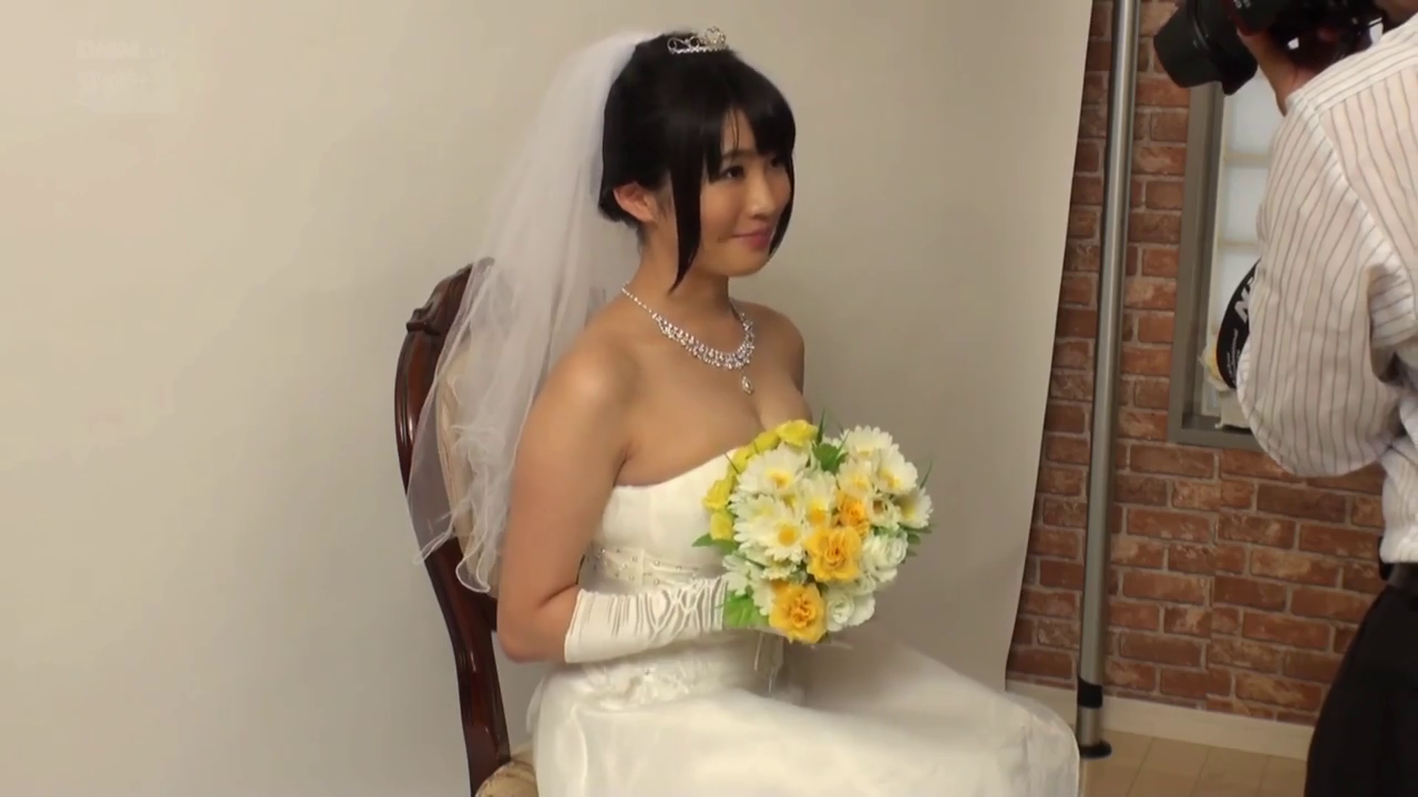 坐姿 · 中景 · 微笑 · 模特拍摄 · 影棚 · 婚纱 · 花束 · 婚庆主题