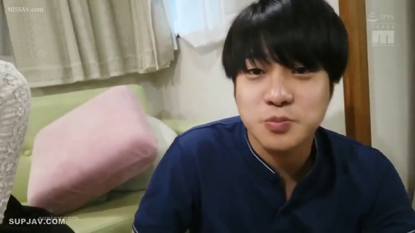 坐姿 · 平靜 · 面部特寫 · 注视镜头 · 藍色短袖 · 室内客厅 · 粉色靠墊 · 视频水印