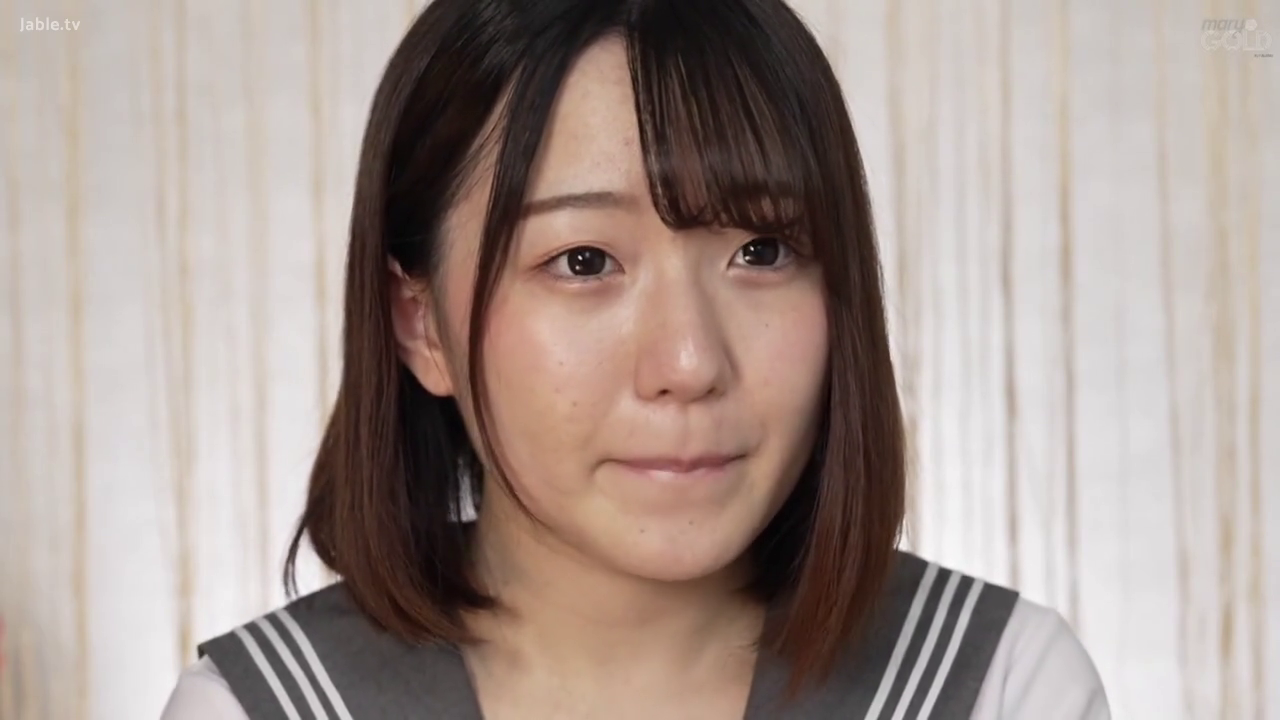 室内 · 忧郁 · 脸部特写 · 正坐 · 凝视 · 短发 · 学生装