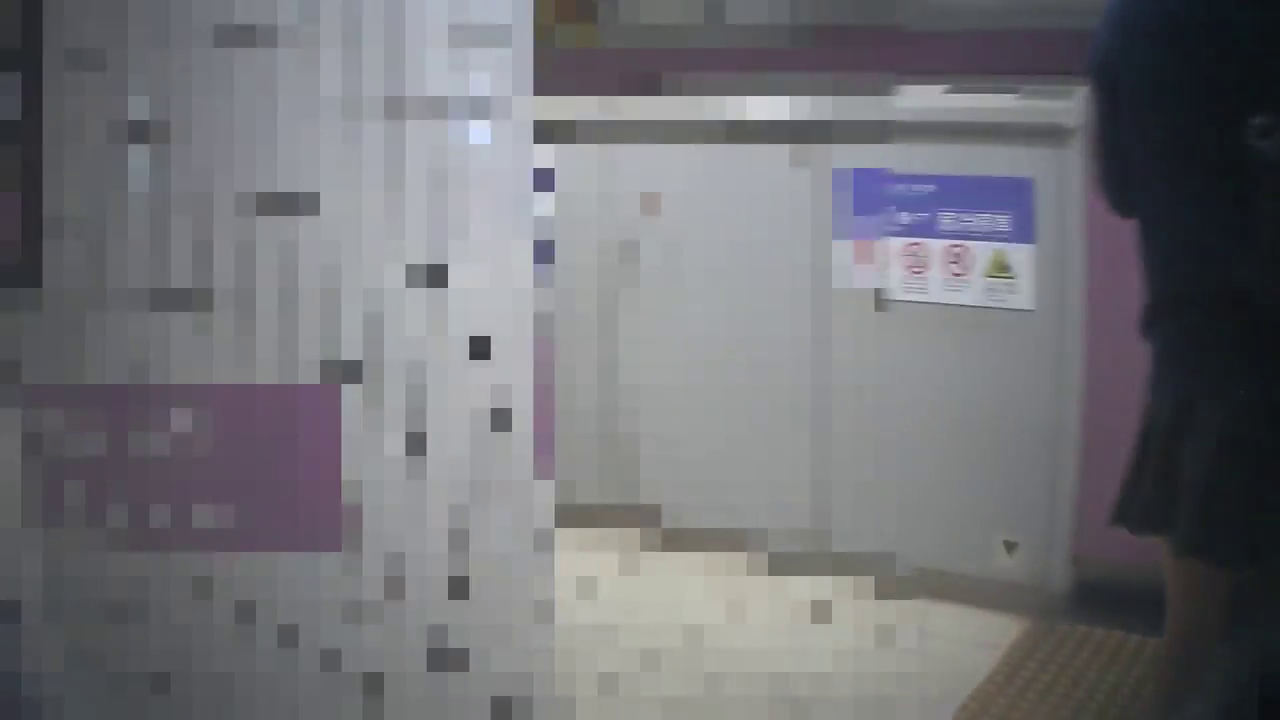 马赛克 · 站姿 · 全景 · 行走 · 模糊 · 裙装 · 车站