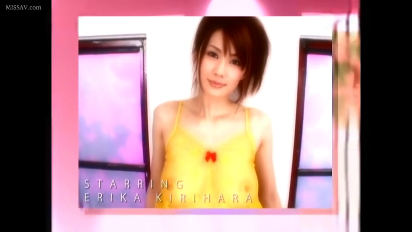 室内 · 中景 · 微笑 · 展示姿势 · 正面站立 · 黄色半透明吊带背心 · MISSAV.COM