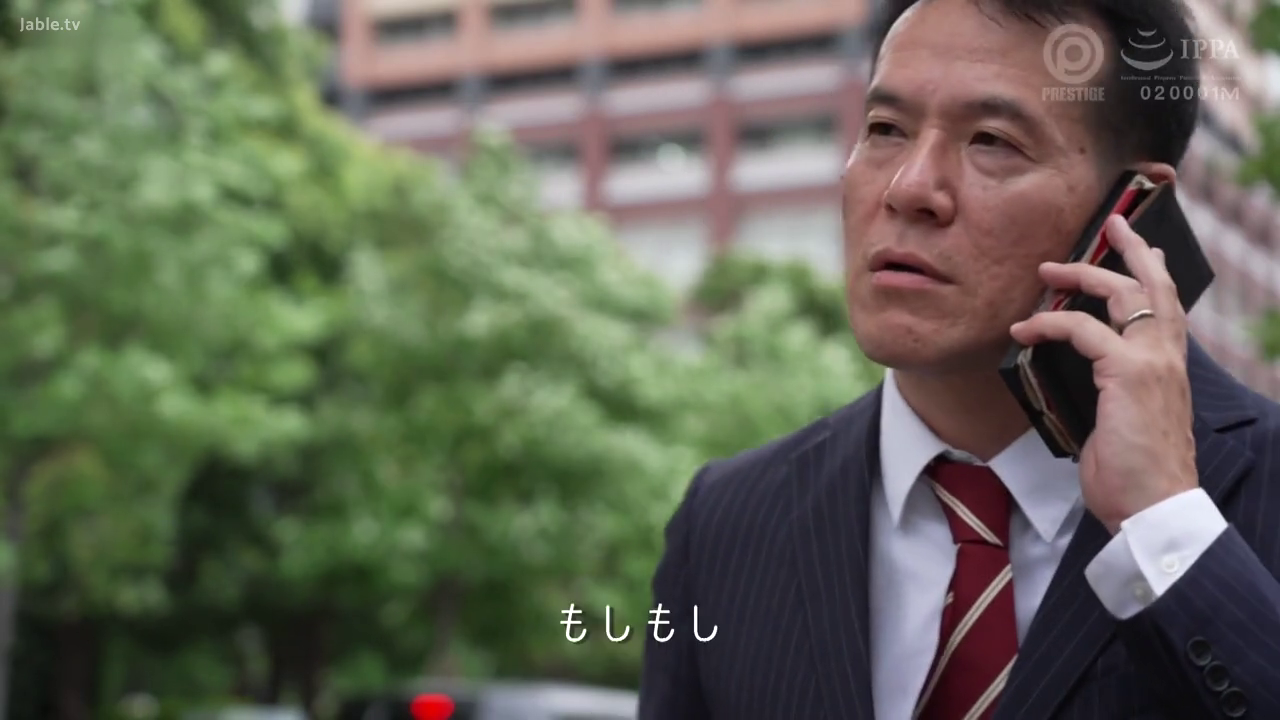 严肃 · 站姿 · 街道 · 手机 · 西装 · 头部特写 · 男性 · 打电话