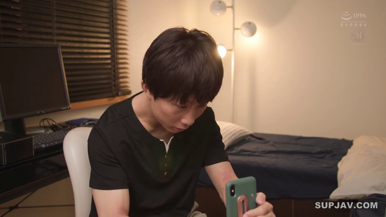 坐姿 · 单人 · 卧室 · 电脑 · 看手机 · 是 · 凝重 · 休闲