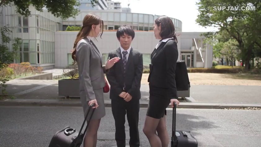 交谈 · 行李箱 · 站姿 · 远景 · OL · 户外 · 职业套装 · 专业