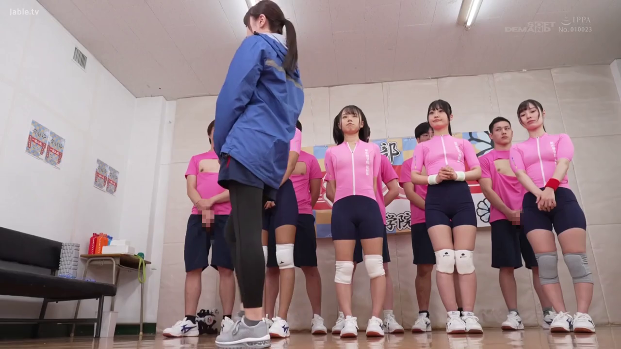 严肃 · 站立 · 多人 · 体育馆 · 护膝 · 深色短裤 · 集合