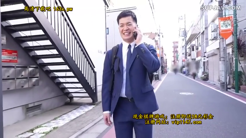 微笑 · 半身 · 街道 · 手机 · 打电话 · 走姿 · 蓝色西装 · 户外楼梯