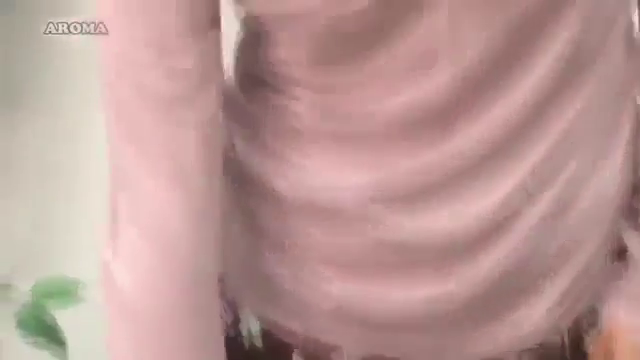 室内 · 站立 · 粉色上衣 · 躯干特写 · 模糊 · 移动