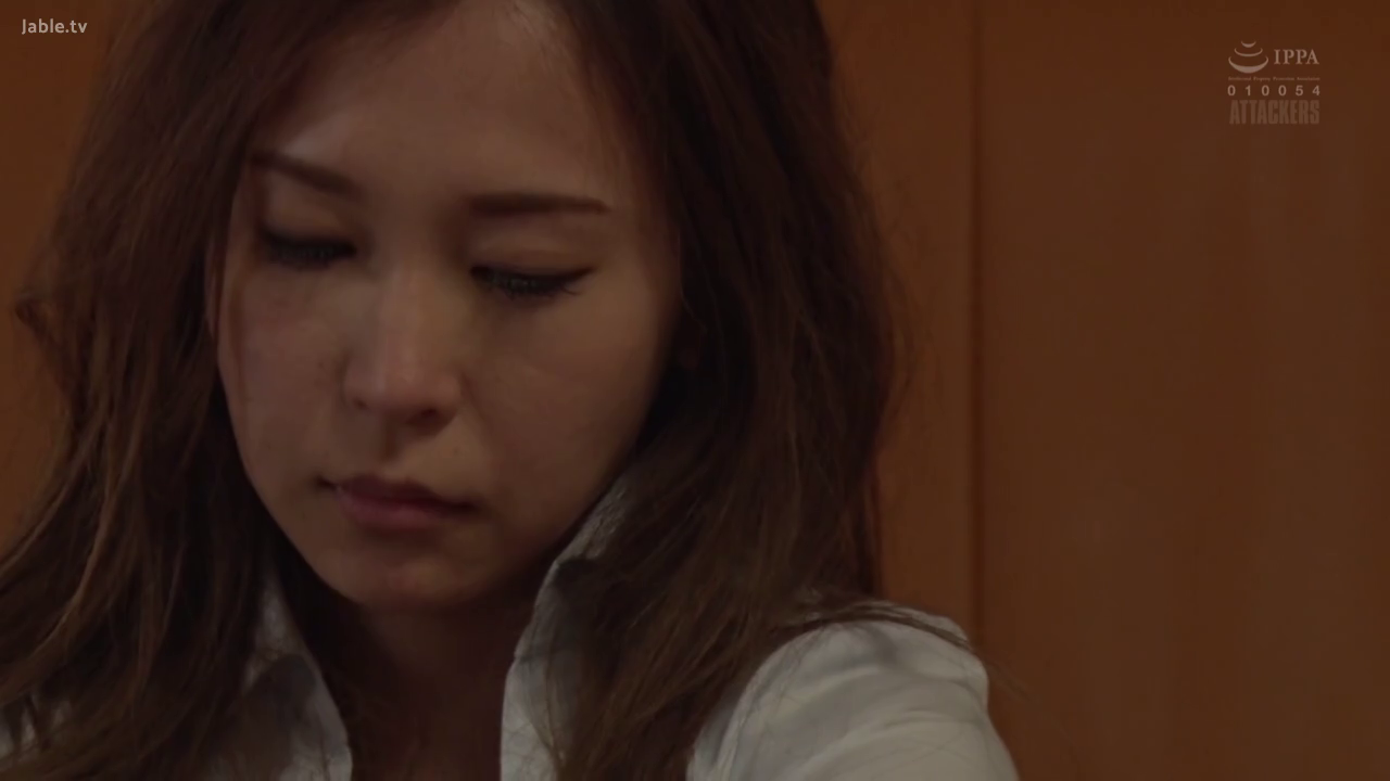 室内 · 瞑想 · 憂鬱 · 顔 · シャツ · 横座り · 电影剧照