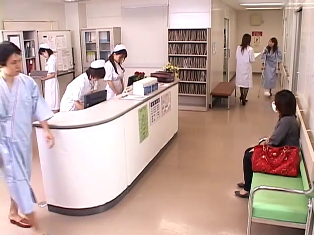 医院 · 护士服 · 站立 · 平静 · 电脑 · 远景 · 职场 · 医疗办公