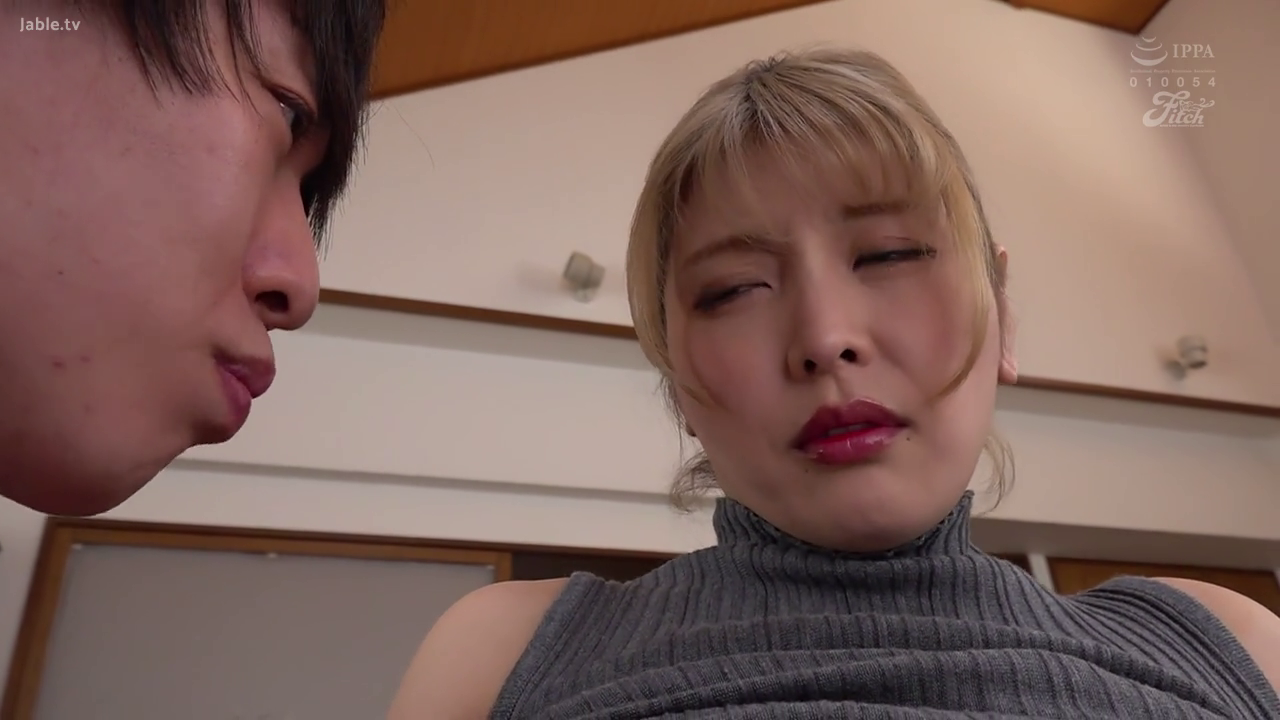 室内 · 脸部特写 · 互动 · 仰拍视角 · 低头俯视 · 灰色无袖高领毛衣 · 半睁眼