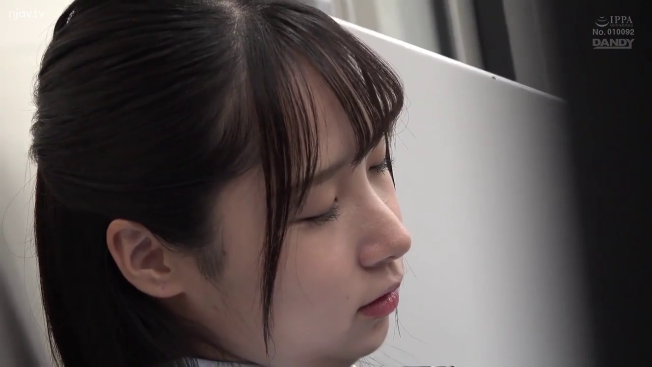 室内 · 忧郁 · 低头 · 脸部特写 · 衬衫 · 静止 · 高清特写