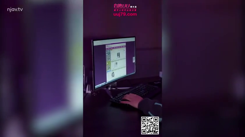 坐姿 · 暗室 · 常服 · 键盘 · 二维码 · 屏幕特写 · 操控电脑