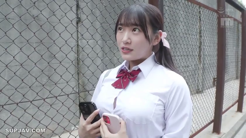 面部 · 校服 · 站立 · 注视 · 手机 · 好奇 · 户外 · 铁丝网