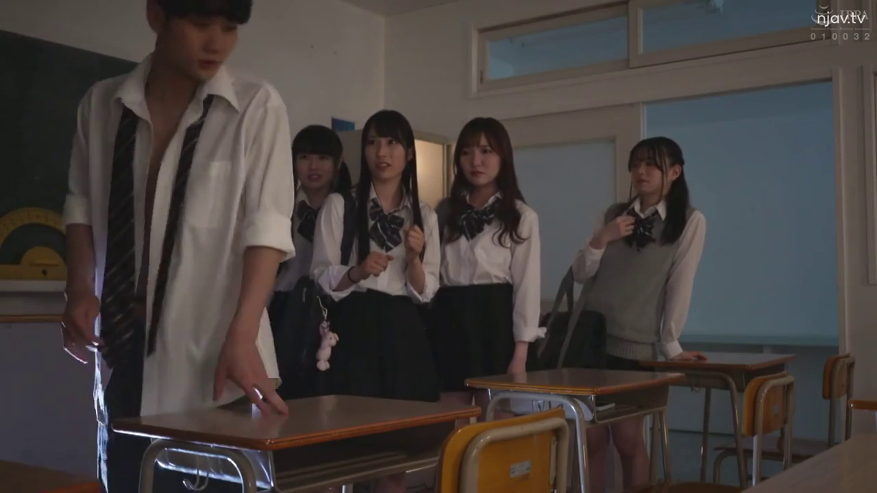 严肃 · 校服 · 教室 · 站立 · 全景 · 观察 · 课桌椅 · 多人场景