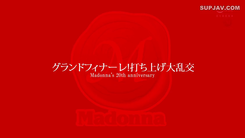 站立 · 远景 · 庆祝 · 多人聚会 · 麦克风 · 开心 · 红色背景 · 晚礼服