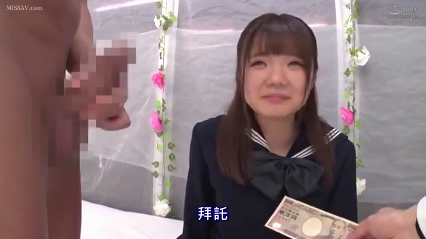 室内 · 坐姿 · 面部 · 校服 · 打码 · 悲伤 · 纸币 · 求饶