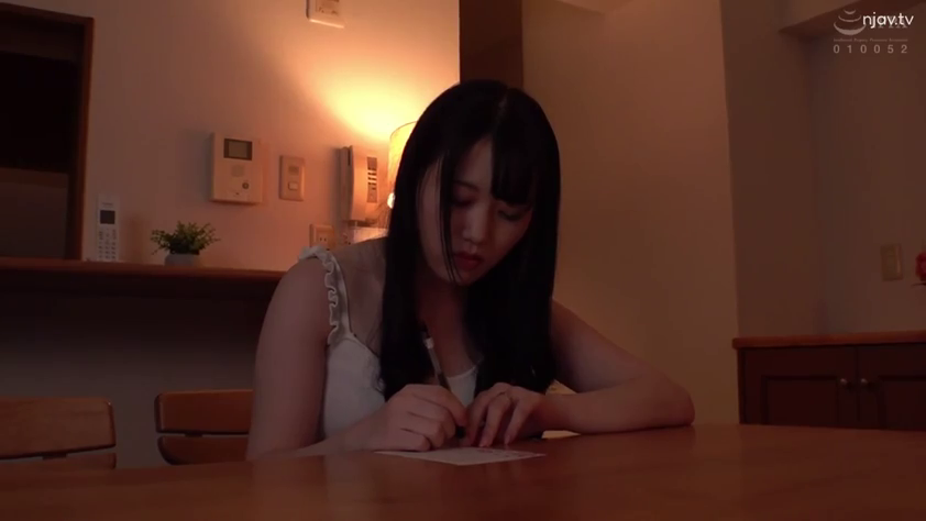 低头书写 · 专注 · 寂静 · 白色细肩带吊带衫 · 室内书桌前 · 面部及手部特写 · 伏案姿势 · 明信片卡片