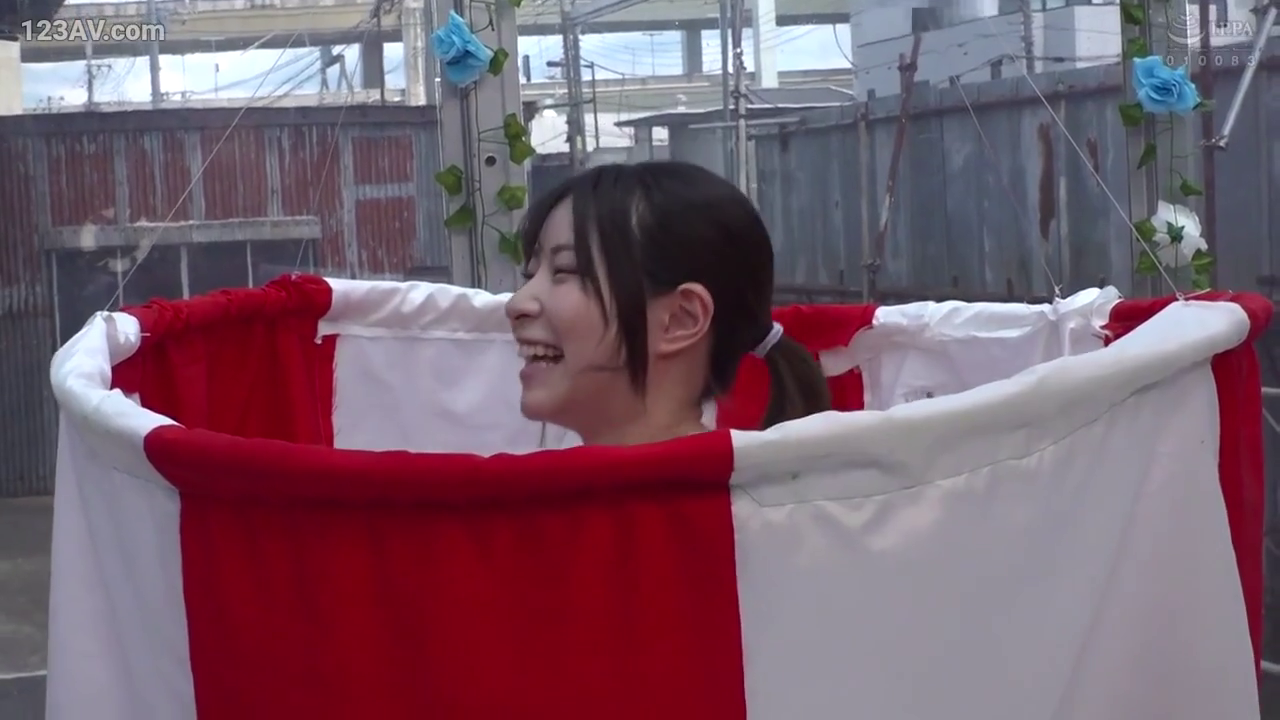 站立 · 半身 · 户外 · 喜悦 · 白天 · 运动服 · 参与活动 · 红白围栏