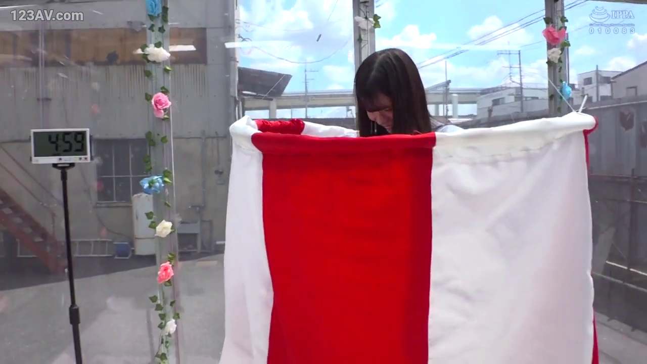 站立 · 羞涩 · 中景 · 休闲服 · 计时器 · 躲藏 · 室外天台 · 红白幕布